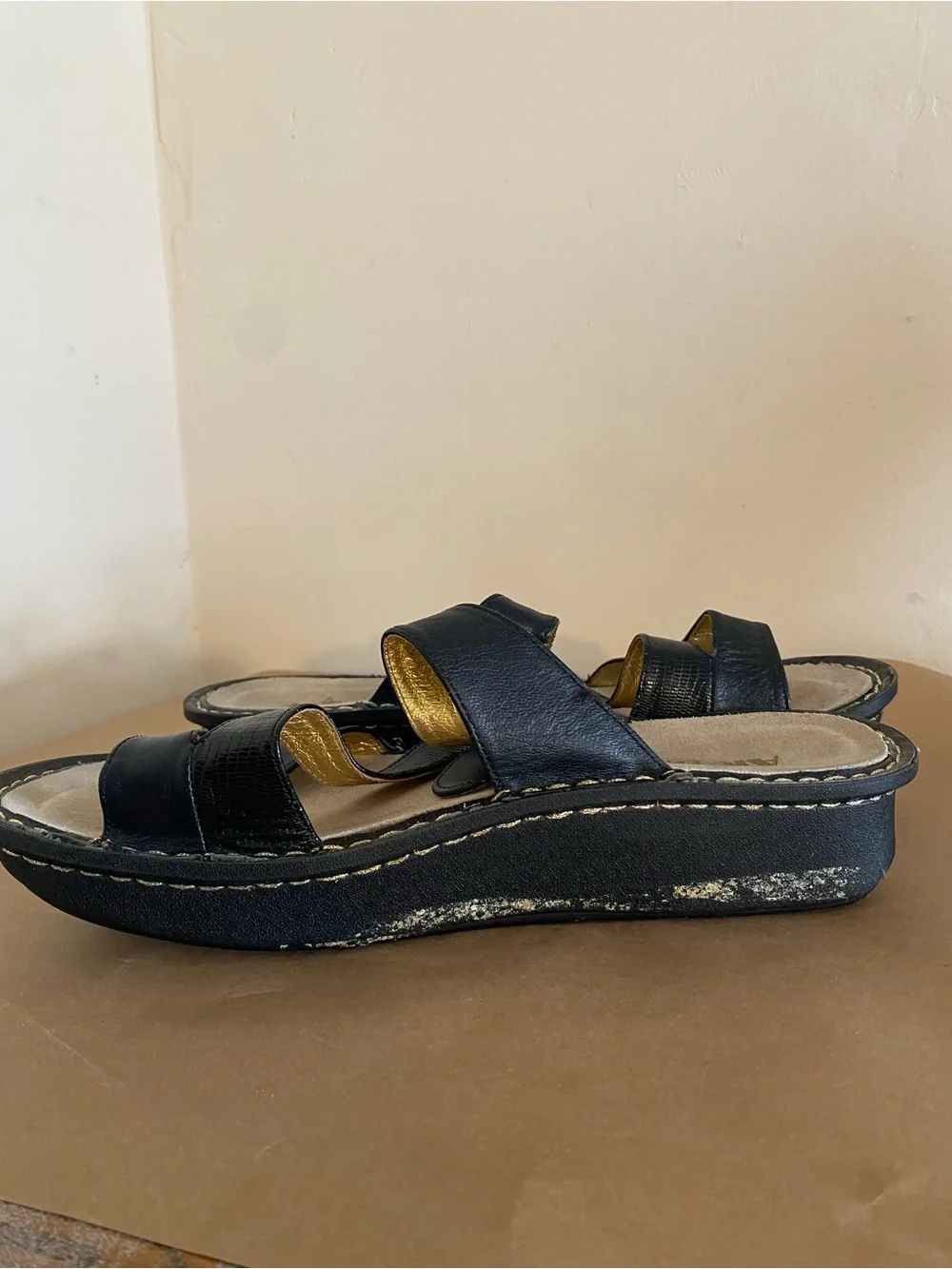 Alegria Victoriah Black & Gold Leather Platform Sandals Size 42 / 11.5 Gold ring